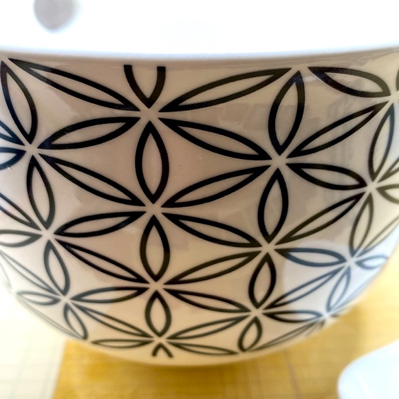 Modern Design Geometric Black & White  Pattern Knitting Yarn Ramen Noodle Bowl - Picture 2 of 5